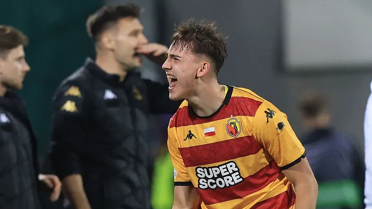Bartosz Mazurek, do Jagiellonia Bialystok, comemora após marcar um gol durante a partida de volta do play-off eliminatório da Liga Conferência da UEFA 2025/26 entre ACF Fiorentina e Jagiellonia Bialystok, no Estádio Artemio Franchi, em Florença, Itália, em 26 de fevereiro de 2026. (Foto de Gabriele Maltinti/Getty Images)