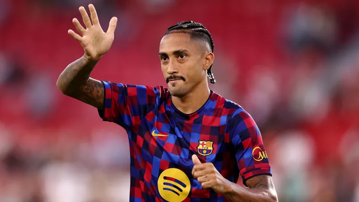 Raphinha antes de jogo do Barcelona. (Foto: Fran Santiago/Getty Images)