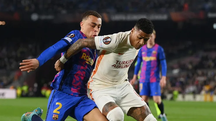 O: Sergino Dest, do Barcelona, ​​disputa a bola com Patrick van Aanholt, do Galatasaray, durante o jogo de ida das oitavas de final da Liga Europa da UEFA entre FC Barcelona e Galatasaray, no Camp Nou, em 10 de março de 2022, em Barcelona, ​​Espanha. (Foto de David Ramos/Getty Images)