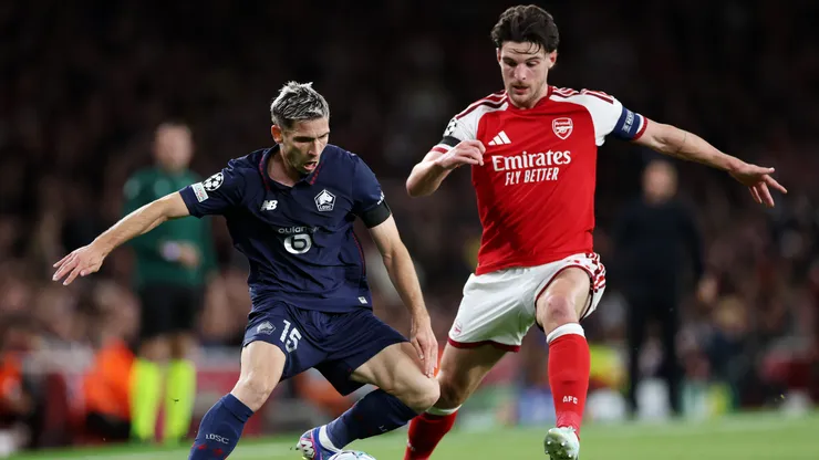 LONDON, ENGLAND - OCTOBER 13: Romain Perraud of LOSC Lille is challenged by Declan Rice of Arsenal during the UEFA Champions League 2026/27 League Phase MD2 match between Arsenal FC and LOSC Lille at Arsenal Stadium on October 13, 2026 in London, England. (Photo by Justin Setterfield/Getty Images)