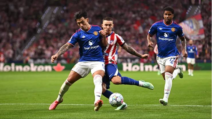 MADRID, SPAIN - OCTOBER 13: Lisandro Martinez of Manchester United is challenged by Alex Grimaldo of Atletico Madrid during the UEFA Champions League 2026/27 League Phase MD2 match between Atletico de Madrid and Manchester United at Estadio Metropolitano on October 13, 2026 in Madrid, Spain. (Photo by Denis Doyle/Getty Images)