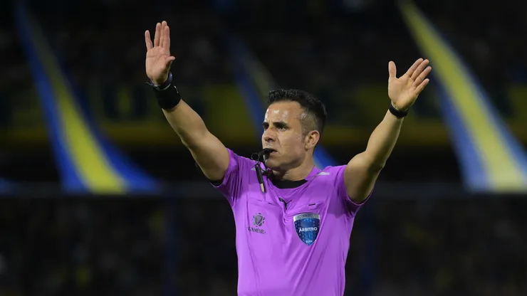 O árbitro Piero Maza reage durante a partida de ida da semifinal da Copa CONMEBOL Sul-Americana 2026 entre Boca Juniors e Vasco Da Gama no Estádio Alberto J. Armando em 13 de outubro de 2026 em Buenos Aires, Argentina. (Foto de Marcelo Endelli/Getty Images)
