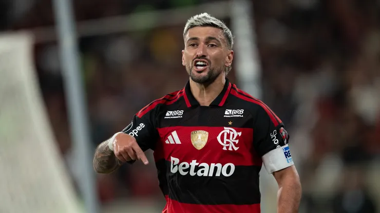 Arrascaeta jogador do Flamengo comemora seu gol durante partida contra o Independiente del Valle no estádio Maracanã pelo campeonato Copa Libertadores 2026. Foto: Jorge Rodrigues/AGIF
