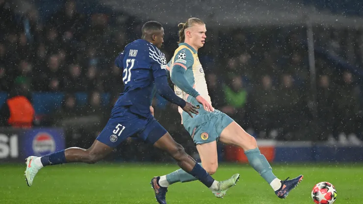 Erling Haaland, do Manchester City, passa a bola sob pressão de Willian Pacho, do Paris Saint-Germain, durante a 7ª rodada da fase de grupos da Liga dos Campeões da UEFA 2024/25 entre Paris Saint-Germain e Manchester City, no Parc des Princes, em 22 de janeiro de 2025, em Paris, França. (Foto de Mike Hewitt/Getty Images)
