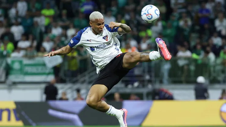 Deyverson é expulso após confusão em LDU x Barcelona no Equador. Foto: Alexandre Schneider/Getty Images)
