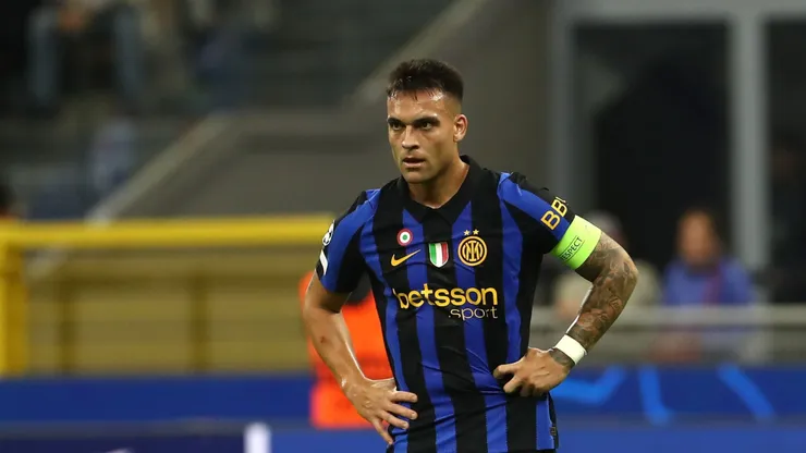 Lautaro Martínez, da FC Internazionale, observa durante a partida da 2ª rodada da fase de grupos da UEFA Champions League 2026/27 entre FC Internazionale Milano e Club Brugge KV no Estádio San Siro, em 13 de outubro de 2026, em Milão, Itália. (Foto de Marco Luzzani/Getty Images)