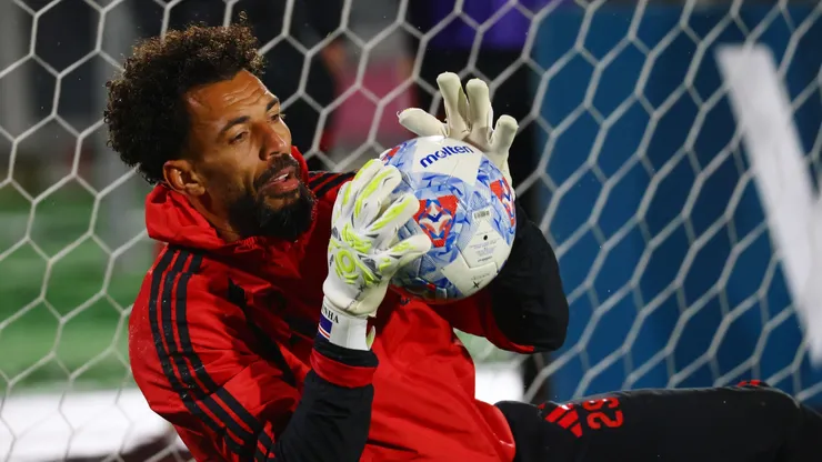 Vozinha, goleiro do Colo Colo, controla a bola no aquecimento durante uma partida da Copa Chilena entre Colo Colo e Unión Española no Estádio Nacional Julio Martínez Pradanos, em 26 de agosto de 2026, em Santiago, Chile. (Foto de Marcelo Hernandez/Getty Images)
