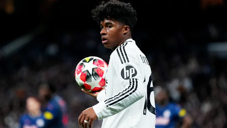 Endrick of Real Madrid prepares to take a throw in during the UEFA Champions League 2024/25 League Phase MD7 match between Real Madrid C.F. and FC Salzburg at Estadio Santiago Bernabeu on January 22, 2025 in Madrid, Spain.