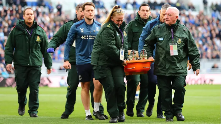 Hill Dickinson Stadium LIVERPOOL, ENGLAND, OCTOBER 17: Emiliano Martinez of Chelsea FC is carried on a stretcher during the Premier League 2026/27 match between Everton and Chelsea at Hill Dickinson Stadium on October 17, 2026 Photo by Barkley Grant Butterworth / Sports Press Photo Barkley Grant Butterworth / Sports Press Photo / SPP Copyright: xBarkleyxGrantxButterworthx/xSportsxPressxPhotox/xSPPx spp-en-BaGrBuSpPrPh-SPP26a_barkleyc_1609_ 026