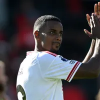 Isak decide, mas Liverpool ainda apresenta problemas