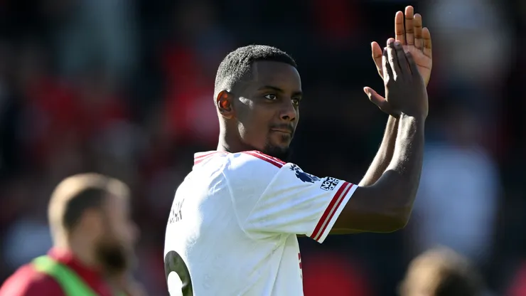 Alexander Isak of Liverpool applauds the fans after the Premier League 2026/27 match between AFC Bournemouth and Liverpool FC at Vitality Stadium on September 20, 2026 in Bournemouth, England.