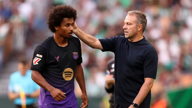 Karim Adeyemi e Hansi Flick. (Foto: Fran Santiago/Getty Images)