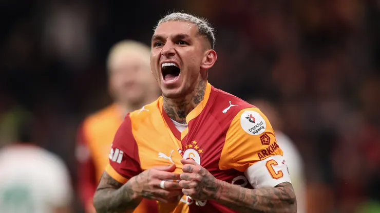 Lucas Torreira, do Galatasaray, comemora após marcar o segundo gol de sua equipe durante a partida da Trendyol Süper Lig entre Galatasaray SK e Alanyaspor, no Estádio Rams Park, em 28 de fevereiro de 2026, em Istambul, Turquia. (Foto de Ahmad Mora/Getty Images)