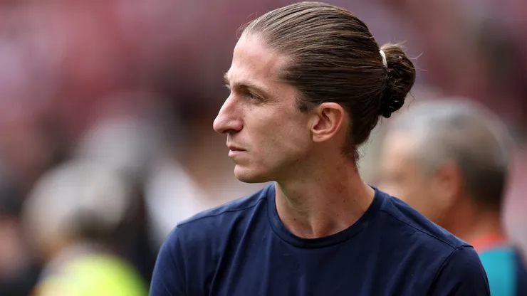 Filipe Luís, treinador do AS Monaco, observa durante o amistoso de pré-temporada entre Liverpool FC e AS Monaco em Anfield, em 9 de agosto de 2026, em Liverpool, Inglaterra. (Foto de Naomi Baker/Getty Images)