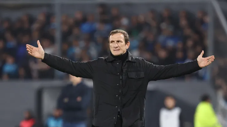 O técnico Rodolfo Arruabarrena do Boca Juniors gesticula durante uma partida do Torneo Clausura Mercado Libre 2026 entre Racing Club e Boca Juniors no Estádio Presidente Perón em 23 de agosto de 2026 em Avellaneda, Argentina. (Foto de Marcos Brindicci/Getty Images)