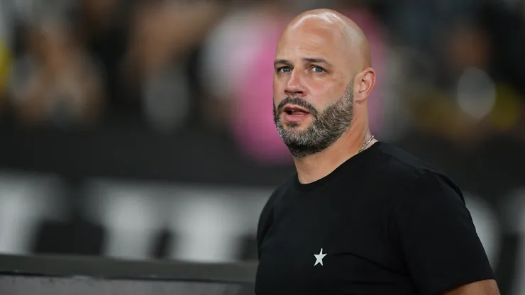 Franclim Carvalho técnico do Botafogo durante partida contra o Vitoria no estádio Engenhão pelo campeonato Brasileiro A 2026. Foto: Thiago Ribeiro/AGIF