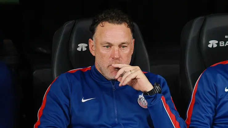 Gabriel Milito, treinador do Chivas, Leandro Avila, auxiliar técnico, e Sergio Di Bartolo, preparador físico, gesticulam antes da partida da 9ª rodada do Torneio Apertura 2026 da Liga MX entre América e Chivas, no Estádio Banorte, em 19 de setembro de 2026, na Cidade do México, México. (Foto de Manuel Velasquez/Getty Images)