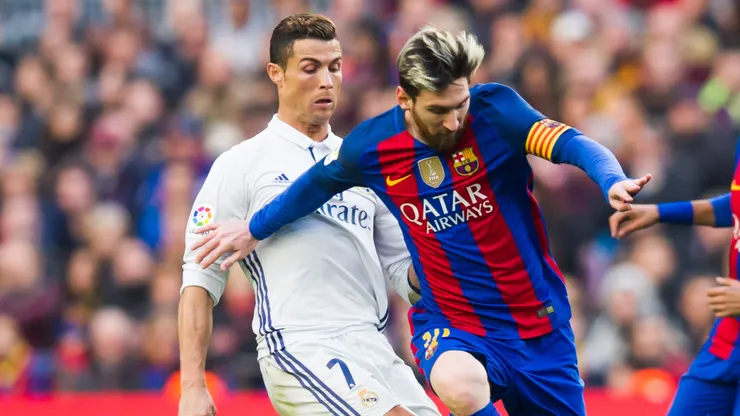 Messi e Cristiano Ronaldo duelam no El Clásico. (Foto: Alex Caparros/Getty Images)