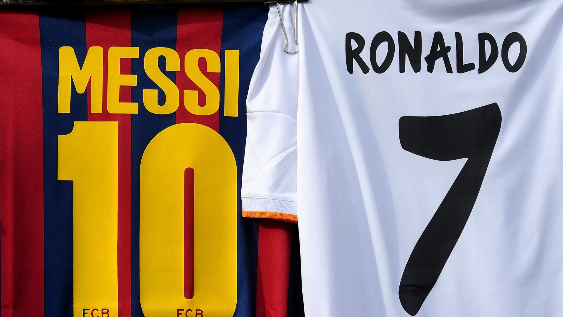 Camisas de Real Madrid e Barcelona