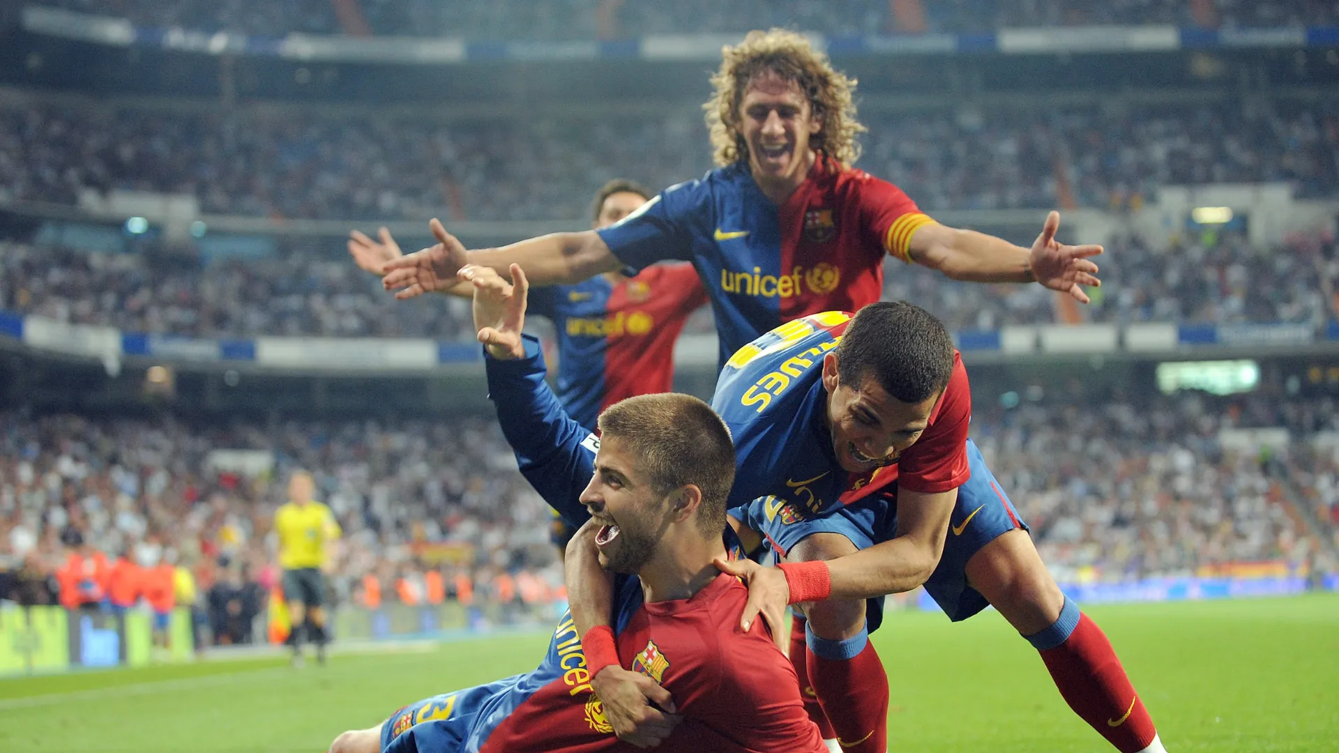 Gerard Piqué comemora gol do Barcelona na vitória por 6 a 2 contra o Real Madrid