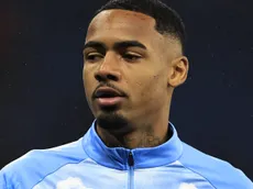 Allan estreia na Champions com finalização no travessão