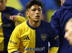 Lozano é atingido e jogadores do Boca Juniors cercam árbitro