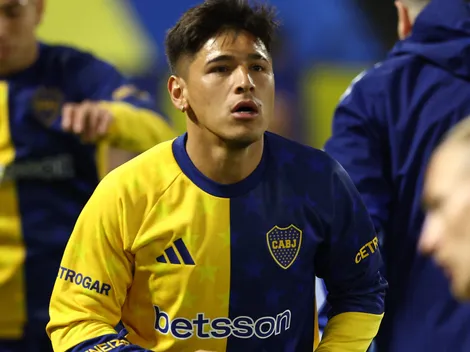 Lozano é atingido e jogadores do Boca Juniors cercam árbitro