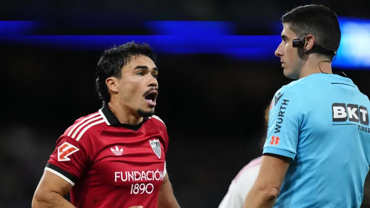 Real Madrid v Sevilla FC - LaLiga EA Sports 2026/27 Gabriel Suazo left-back of Sevilla and Chile protest to referee during the LaLiga EA Sports 2026/27 match between Real Madrid and Sevilla FC at Estadio Santiago Bernabeu on October 18, 2026 in Madrid, Spain. Madrid Spain PUBLICATIONxNOTxINxFRA Copyright: xJosexBretonx originalFilename:bretonhernandez-realmadr261018_npsBS.jpg