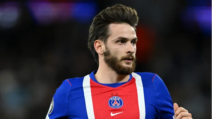 Khvicha Kvaratskhelia está fora da temporada no PSG.