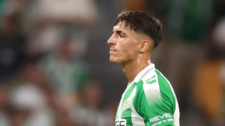 Facundo Bernal, do Real Betis Balompié, deixa o campo após receber um cartão vermelho durante a partida da LaLiga EA Sports 2026/27 entre Real Betis Balompié e FC Barcelona, ​​no Estádio La Cartuja, em Sevilha, Espanha, em 17 de outubro de 2026. (Foto de Fran Santiago/Getty Images)