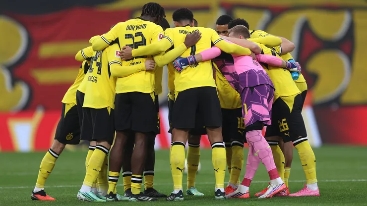 Jogadores do Borussia fogem de banho. Foto: Maryam Majd/Getty Images)