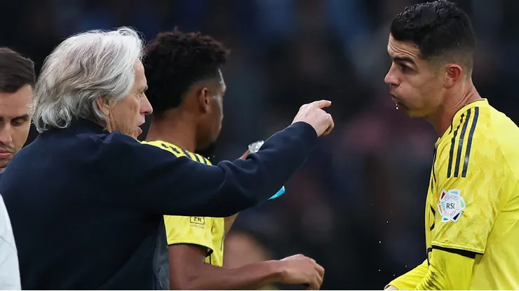 Atrito entre Jorge Jesus e Cristiano Ronaldo é assunto em Portugal. Foto: Yasser Bakhsh/Getty Images)