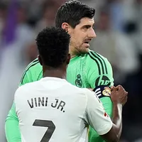 Courtois cita Messi e CR7 para defender Vini no Real