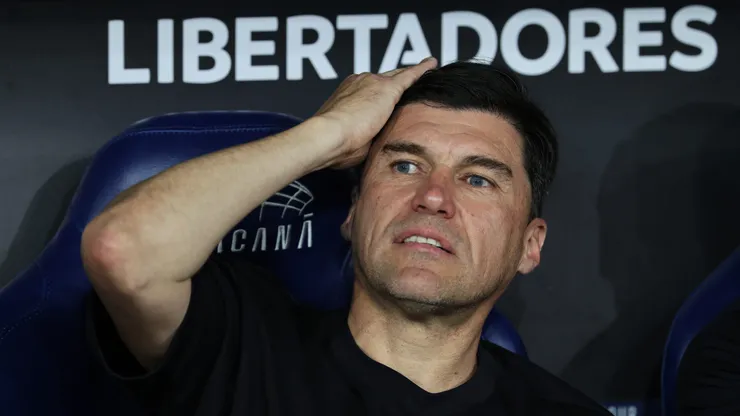 RIO DE JANEIRO, BRAZIL - OCTOBER 22: Alexander Medina, head coach of Estudiantes, looks on during the Copa CONMEBOL Libertadores Semi-final second leg match between Flamengo and Estudiantes at Maracana Stadium on October 22, 2026 in Rio de Janeiro, Brazil. (Photo by Wagner Meier/Getty Images)