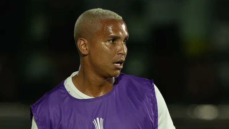 Deyverson jogador do LDU durante aquecimento antes da partida contra o Mirassol no estadio Jose Maria de Campos Maia pelo campeonato Copa Libertadores 2026. Foto: Joisel Amaral/AGIF