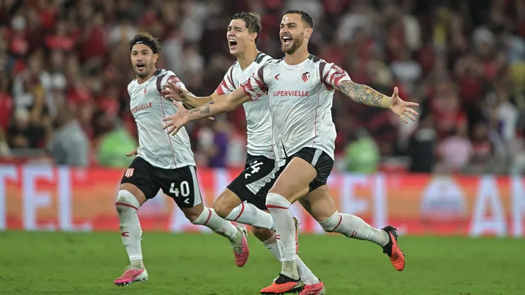 Jogadores do Estudiantes comemoram vitória ao final da partida contra o Flamengo no estádio Maracanã pelo campeonato Copa Libertadores 2026. Foto: Thiago Ribeiro/AGIF