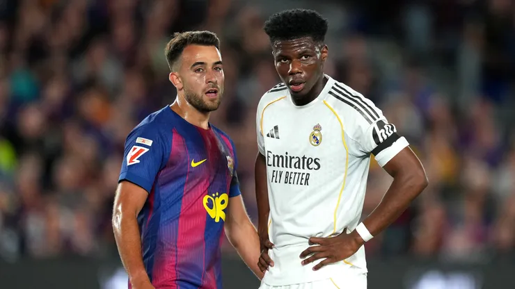 Eric Garcia, do FC Barcelona, marca um gol de Aurélien Tchouameni, do Real Madrid, durante a partida da LaLiga EA Sports entre FC Barcelona e Real Madrid CF no Spotify Camp Nou, em 10 de maio de 2026, em Barcelona, Espanha. (Foto: Alex Caparros/Getty Images)