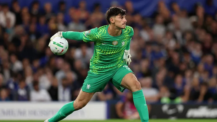 Goalkeeper Mike Penders of Chelsea in action during the Carabao Cup Second Round match between Chelsea and Luton Town at Stamford Bridge on August 27, 2026 in London, England.