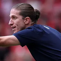 Filipe Luís tropeça contra filho de Ancelotti na França