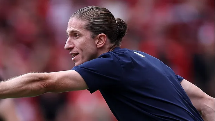 Filipe Luís tropeça contra filho de Ancelotti na França. Foto: Naomi Baker/Getty Images)
