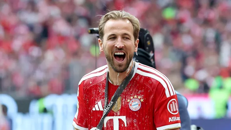 Harry Kane, do FC Bayern de Munique, reage após ser encharcado com uma caneca de cerveja enquanto comemora com a Taça do Campeonato Alemão (Bundesliga Meisterschale) após a partida entre FC Bayern München e 1. FC Köln na Allianz Arena, em Munique, Alemanha, em 16 de maio de 2026. (Foto de Alexander Hassenstein/Getty Images)