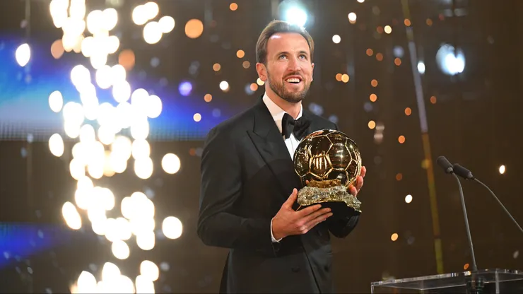 Harry Kane recebe o prêmio de melhor jogador do mundo durante a cerimônia da Bola de Ouro 2026. Foto: IMAGO / PRESSE SPORTS