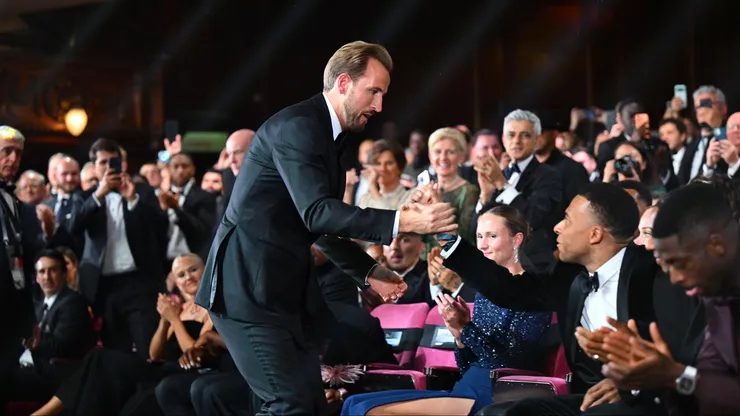 Harry Kane e Kylian Mbappé se cumprimentam após inglês vencer a Bola de Ouro 2026. Foto: IMAGO / PRESSE SPORTS