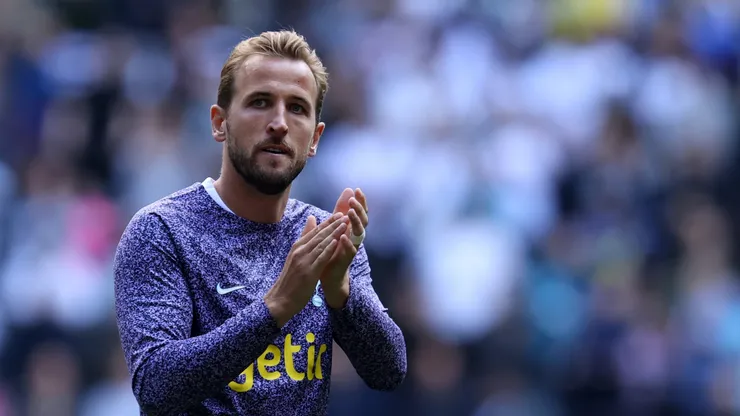 Harry Kane, do Tottenham Hotspur, aplaude os torcedores enquanto dá uma volta ao redor do estádio após o apito final durante o amistoso de pré-temporada entre Tottenham Hotspur e Shakhtar Donetsk no Tottenham Hotspur Stadium em 6 de agosto de 2023, na Inglaterra. (Foto de Charlie Crowhurst/Getty Images)