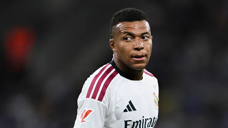 Kylian Mbappé, do Real Madrid, observa durante a partida da LaLiga EA Sports 2026/27 entre RCD Espanyol de Barcelona e Real Madrid no Estádio RCDE, em 22 de agosto de 2026, em Barcelona, Espanha. (Foto de David Ramos/Getty Images)