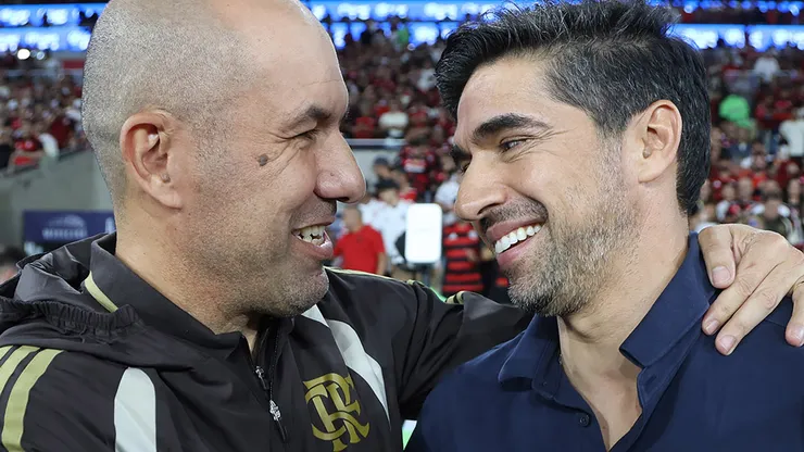 Leonardo Jardim, técnico do Flamengo, cumprimenta Abel Ferreira, técnico do Palmeiras, antes da partida entre Flamengo e Palmeiras no Brasileirão 2026, no Estádio do Maracanã, em 23 de maio de 2026, no Rio de Janeiro, Brasil. (Foto de Wagner Meier/Getty Images)