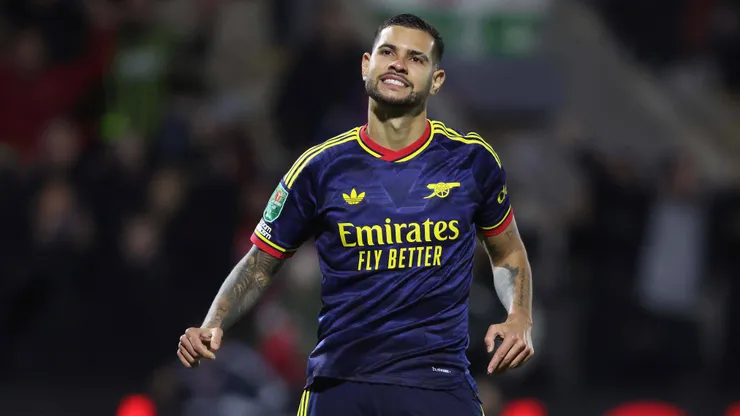 Bruno Guimarães perde pênalti e Arsenal é eliminado pelo Fleetwood na Copa da Liga Inglesa. Foto: IMAGO / Crystal Pix