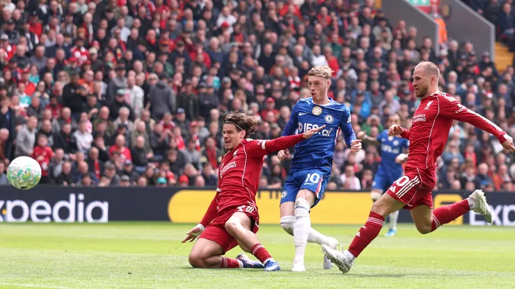 Cole Palmer, do Chelsea, marca um gol que foi posteriormente anulado após revisão do VAR durante a partida da Premier League entre Liverpool e Chelsea em Anfield, em 9 de maio de 2026, em Liverpool, Inglaterra. (Foto de Carl Recine/Getty Images)