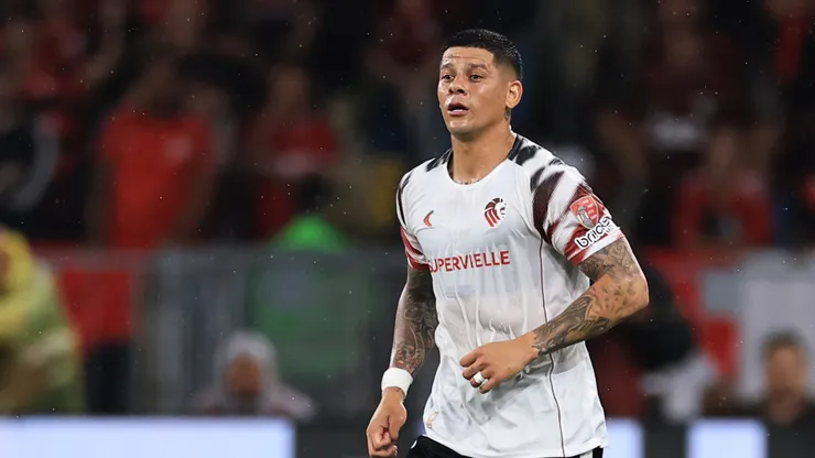 Marcos Rojo do Estudiantes observa durante a partida de volta das semifinais da Copa CONMEBOL Libertadores entre Flamengo e Estudiantes no Estádio do Maracanã em 22 de outubro de 2026 no Rio de Janeiro, Brasil. (Foto de Buda Mendes/Getty Images)