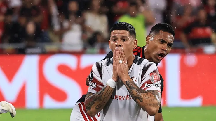 Marcos Rojo, do Estudiantes, reage após uma chance perdida durante a partida de volta das semifinais da Copa CONMEBOL Libertadores entre Flamengo e Estudiantes, no Estádio do Maracanã, em 22 de outubro de 2026, no Rio de Janeiro, Brasil. (Foto de Buda Mendes/Getty Images)